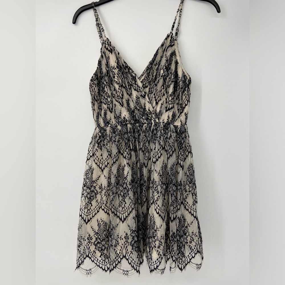 Alice +‎ Olivia Cara Flared Lace Mesh Lined V-Neck Cocktail Mini Dress, size 4